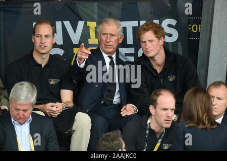 Le prince Harry appuyé par son père, le Prince Charles et son frère le prince William pour le premier jour de l'Invictus games au Lee Valley Park à Londres en 2014. Banque D'Images