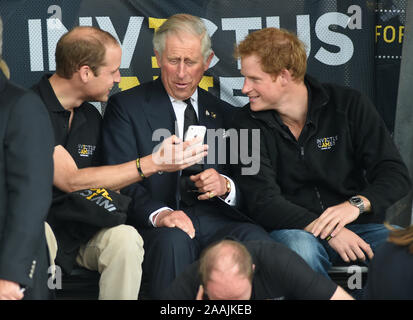 Le prince Harry appuyé par son père, le Prince Charles et son frère le prince William pour le premier jour de l'Invictus games au Lee Valley Park à Londres en 2014. Banque D'Images