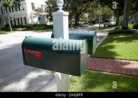 Boîtes aux lettres de la rue à l'extérieur des maisons résidentielles en célébration florida usa Banque D'Images