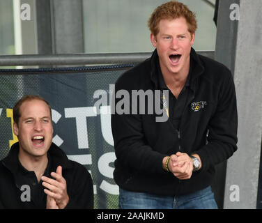 Le prince Harry appuyé par son père, le Prince Charles et son frère le prince William pour le premier jour de l'Invictus games au Lee Valley Park à Londres en 2014. Banque D'Images