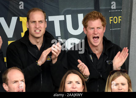 Le prince Harry appuyé par son père, le Prince Charles et son frère le prince William pour le premier jour de l'Invictus games au Lee Valley Park à Londres en 2014. Banque D'Images