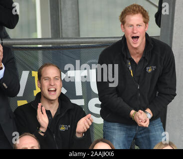 Le prince Harry appuyé par son père, le Prince Charles et son frère le prince William pour le premier jour de l'Invictus games au Lee Valley Park à Londres en 2014. Banque D'Images