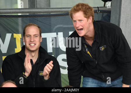 Le prince Harry appuyé par son père, le Prince Charles et son frère le prince William pour le premier jour de l'Invictus games au Lee Valley Park à Londres en 2014. Banque D'Images