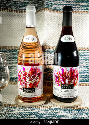 Deux bouteilles de Beaujolais Nouveau 2019, rouge et rosé Banque D'Images