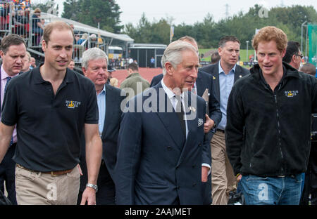 Le prince Harry appuyé par son père, le Prince Charles et son frère le prince William pour le premier jour de l'Invictus games au Lee Valley Park à Londres en 2014. Banque D'Images