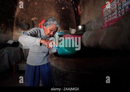 (191122) -- YICHENG COUNTY, 22 novembre 2019 (Xinhua) -- un habitant de l'eau, vérifie son stock à Nanling Village de Yicheng County au Nord la province de Shanxi, le 3 juillet 2019. Comme l'interrupteur a été tiré, l'eau jaillit à partir de 403 mètres vers le bas sous. Village Nanling, bien en eau profonde a été mis en service sur un début de matinée d'hiver. Dans le passé, le village, s'étendant sur les ravins de la montagnes Zhongtiao dans le nord de la Chine, s'est appuyée uniquement sur des puits de boue pour stocker sa précieuse eau potable pendant des siècles. Hanté par la peur de la sécheresse, des générations ont rêvé d'accès direct Banque D'Images