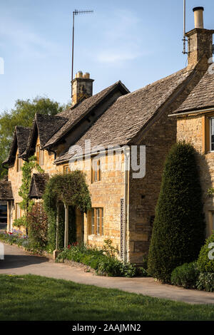 Traditionnelles maisons en pierre calcaire mignon dans les régions rurales de la Grande-Bretagne, l'Angleterre, Cotswolds, Royaume-Uni.