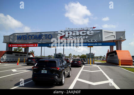 Conduire dans le Kennedy Space Center visitor complex parking entrée voiture floride usa Banque D'Images