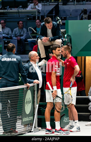 Caja Magica, Madrid, Espagne. 22 novembre, 2019. Tennis Coupe Davis : La Russie de Madrid vs Serbie - Double.Viktor Troicki (SRB) et Novak Djokovic (SRB) vs Karen Khachanov (RUS) et Andreï Roublev (RUS). L'équipe serbe aborde quelques points avec le président juge-arbitre. Caja Magica, Madrid, Espagne. Credit : EnriquePSans/Alamy Live News Banque D'Images