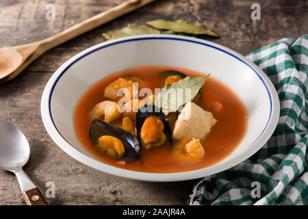 Soupe de bouillabaisse française sur table en bois Banque D'Images