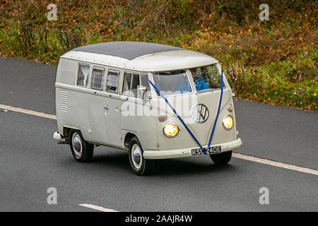 1967 crème VW vétéran écran divisé Volkswagen ; circulation automobile au Royaume-Uni, transport de vieux minuteurs, vieux véhicules des années 60, voitures de berline classiques, en direction du sud sur l'autoroute M61 à 3 voies. Circulation automobile au Royaume-Uni, transport, véhicules d'époque, voitures de berline, conduite en direction du sud sur l'autoroute M61. Manchester, Royaume-Uni Banque D'Images