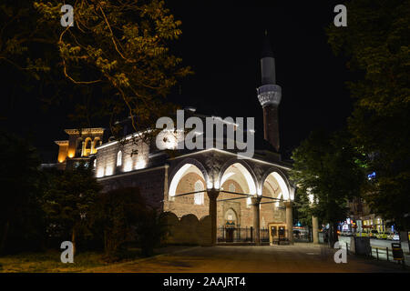 La mosquée Banya Bashi à Sofia, Bulgarie la nuit. Banque D'Images