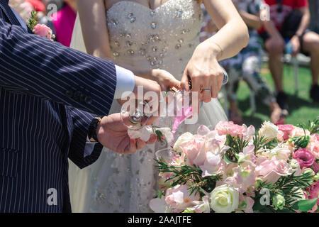 Couple pour deux couleur de sable les deux coupe dans une tasse dans la cérémonie de mariage Banque D'Images