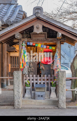 Sanctuaire dédié à statues Jizo symbole de piété filiale pour protéger les enfants et décorées avec thousnd origami cranes dans le Temple de Yanaka Tennoji Banque D'Images