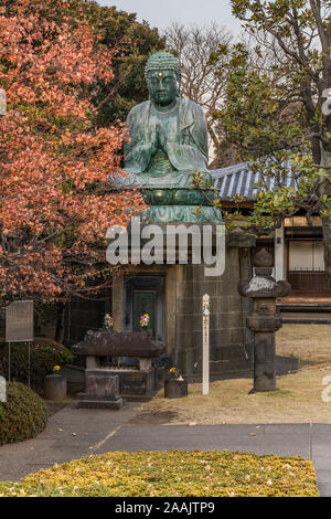 Statue de bronze géant représentant le Bouddha Shaka Nyorai dans le Bouddhisme Tendai temple Tennoji dans le cimetière de Yanaka Tokyo. Banque D'Images