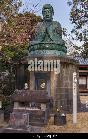 Statue de bronze géant représentant le Bouddha Shaka Nyorai dans le Bouddhisme Tendai temple Tennoji dans le cimetière de Yanaka Tokyo. Banque D'Images