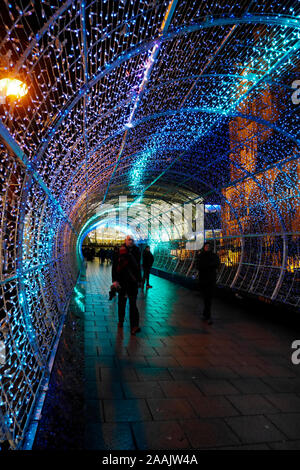 Le tunnel de lumière, illuminations de Noël, Northern Lights Experience, à Norwich, Norfolk, Angleterre, Royaume-Uni Banque D'Images