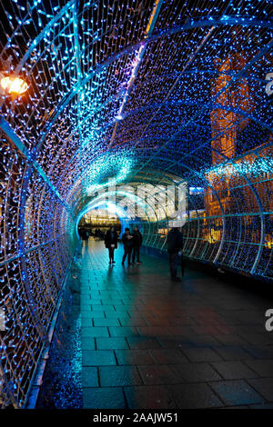 Le tunnel de lumière, illuminations de Noël, Northern Lights Experience, à Norwich, Norfolk, Angleterre, Royaume-Uni Banque D'Images