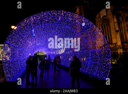 Le tunnel de lumière, illuminations de Noël, Northern Lights Experience, à Norwich, Norfolk, Angleterre, Royaume-Uni Banque D'Images