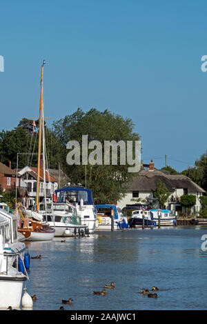 Canotage sur la rivière Yare, qui fait partie du parc national de Norfolk Broads, au village de Reedham, Norfolk, Angleterre, Royaume-Uni Banque D'Images