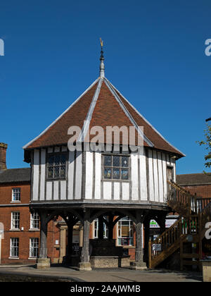 Le marché médiéval à pans de bois, construit vers 1617, dans le centre de la ville marchande de Wymondham à Norfolk, Angleterre, Royaume-Uni Banque D'Images