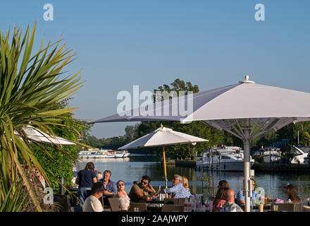 Scène du Riverside Pub, à côté du parc national de Norfolk Broads, à Horning, sur la rivière Bure, Horning, Norfolk, Angleterre, Royaume-Uni Banque D'Images