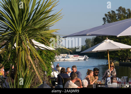 Scène du Riverside Pub, à côté du parc national de Norfolk Broads, à Horning, sur la rivière Bure, Horning, Norfolk, Angleterre, Royaume-Uni Banque D'Images