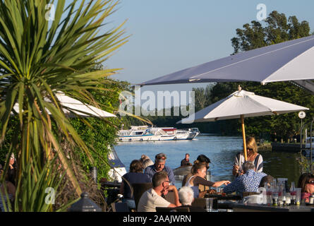 Scène du Riverside Pub, à côté du parc national de Norfolk Broads, à Horning, sur la rivière Bure, Horning, Norfolk, Angleterre, Royaume-Uni Banque D'Images