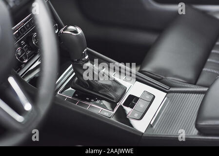 Détail de l'intérieur, de l'automobile moderne, levier de vitesses automatique en voiture coûte cher. Banque D'Images