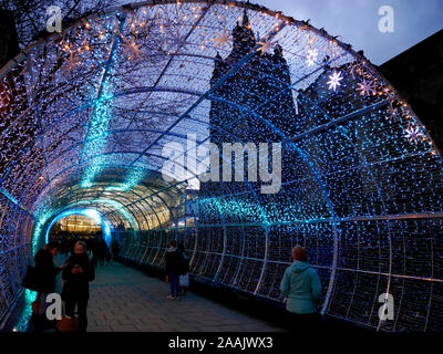 Le tunnel de lumière, illuminations de Noël, Northern Lights Experience, à Norwich, Norfolk, Angleterre, Royaume-Uni Banque D'Images