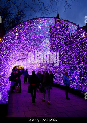 Le tunnel de lumière, illuminations de Noël, Northern Lights Experience, à Norwich, Norfolk, Angleterre, Royaume-Uni Banque D'Images