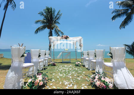 Arche de cérémonie de mariage dans la journée avec un ciel clair à proximité de la plage avec des arbres de noix de coco Banque D'Images