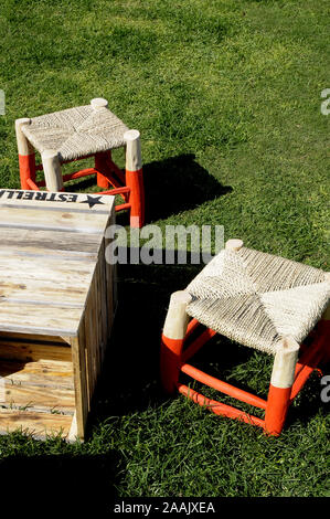 Paire de chaises et table en bois, attendre, couple, chaises, table de jardin, espace, repos, rendez-vous, vertical, vide, réunion, citation, nomination, encoun Banque D'Images