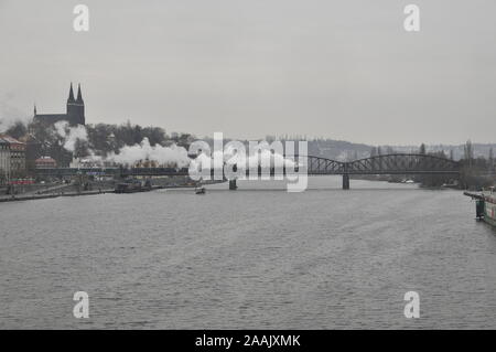 Locomotive à vapeur sur le pont ferroviaire Vysehrad au-dessus de la Vltava, Prague, République tchèque, 2 décembre 2018. (CTK photo/Martin Hurin) Banque D'Images