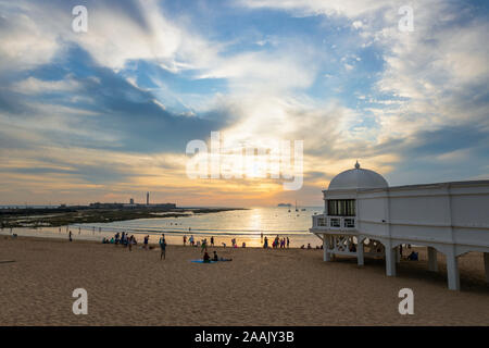 Voir au coucher du soleil sur la Playa La Caleta beach avec le Castillo de San Sebastian derrière, Cadix, Andalousie, Espagne, Europe Banque D'Images