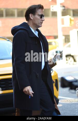 Clive Owen dehors et environ pour la célébrité Candids - THU, , New York, NY 21 Novembre, 2019. Photo par : Kristin Callahan/Everett Collection Banque D'Images