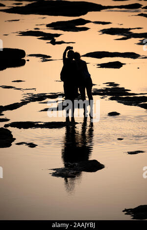 Couple sur selfies plage au coucher du soleil à marée basse, Cadix, Andalousie, Espagne, Europe Banque D'Images
