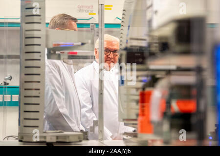 Dortmund, Allemagne. 22 Nov, 2019. Président fédéral Frank-Walter Steinmeier (r) visite le laboratoire dans le centre de la technologie de la biomédecine et à Dortmund Dans le cadre d'une "Journée de la Ruhr". Crédit : David Inderlied/dpa/Alamy Live News Banque D'Images