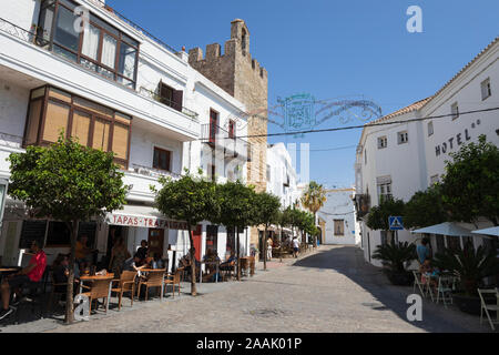 Cafés le long de la Plaza de Espana à la recherche de la Plaza Padre Caro, Vejer de la Frontera, province de Cadiz, Andalousie, Espagne, Europe Banque D'Images