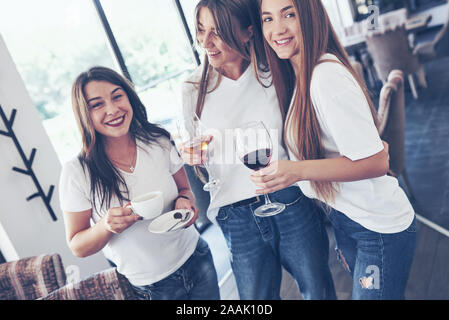 Les trois meilleures amies se sont réunis pour boire un café et de commérages. Les filles s'amuser et rire Banque D'Images