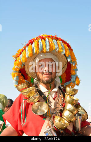 Un vendeur d'eau en costume traditionnel à la place Djemaa el Fna, Marrakech. Maroc Banque D'Images