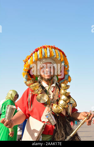 Un vendeur d'eau en costume traditionnel à la place Djemaa el Fna, Marrakech. Maroc Banque D'Images