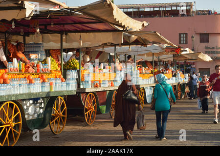 Stands vendant du jus d'orange fraîchement pressé. Place Djemaa el Fna, Marrakech. Maroc Banque D'Images
