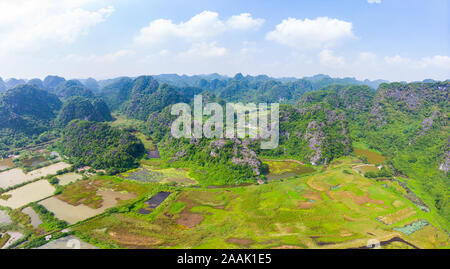 Vue aérienne de la région de Ninh Binh, Trang an attraction touristique, UNESCO World Heritage Site, pittoresque rivière ramper dans les chaînes de montagnes karstiques en Vietn Banque D'Images