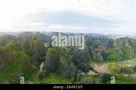 Vue aérienne de la région de Ninh Binh, Trang an attraction touristique, UNESCO World Heritage Site, pittoresque rivière ramper dans les chaînes de montagnes karstiques en Vietn Banque D'Images