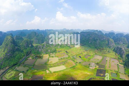 Vue aérienne de la région de Ninh Binh, Trang an attraction touristique, UNESCO World Heritage Site, pittoresque rivière ramper dans les chaînes de montagnes karstiques en Vietn Banque D'Images