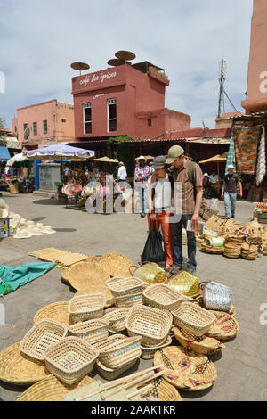 Shopping pour les paniers pour vendre à l'Rabha Kedima square. Marrakech, Maroc Banque D'Images