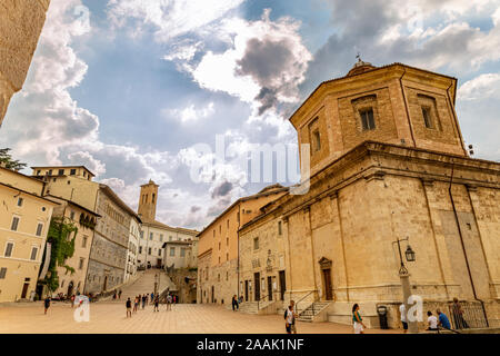 Spoleto (Italie) : vue de la place principale Banque D'Images