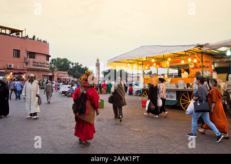 Stands vendant du jus d'orange fraîchement pressé. Place Djemaa el Fna, Marrakech. Maroc Banque D'Images