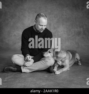 Portrait of man with dog Banque D'Images